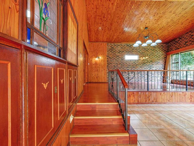 Elegant Family Living with Flatlet & Views in Prestigious Waterkloof Ridge - Photo 8