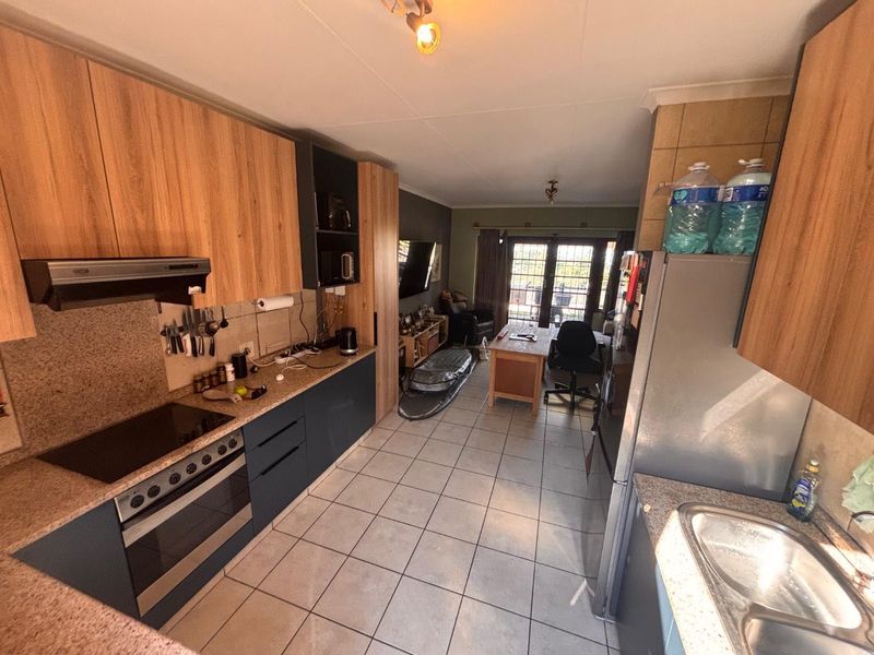 Charming 2-Bedroom Townhouse for Sale in The Wolds - Photo 9