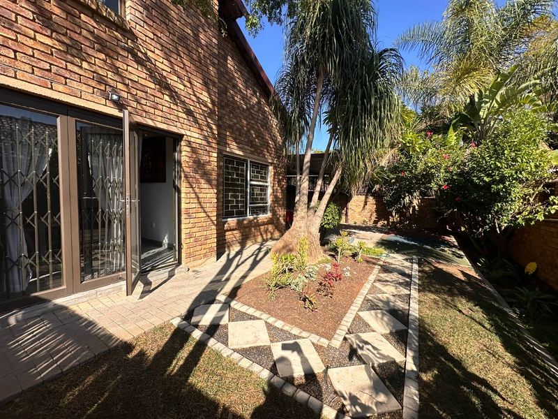 Spacious 3 Bedroom Duplex with Loft, Double Garage & Private Garden to Rent in Almeisan, Wilgeheuwel - Photo 2