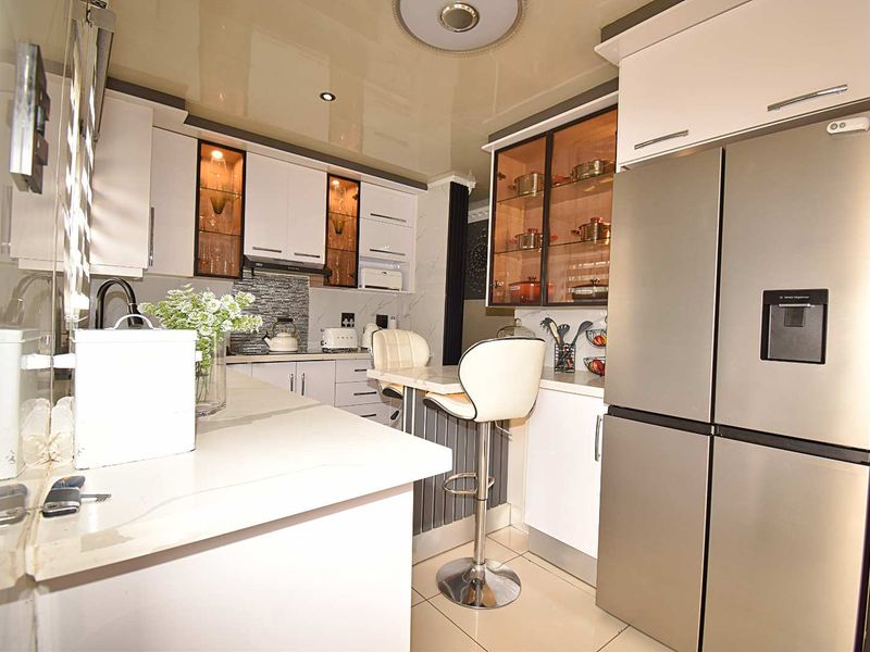 Modern 3 Bedroom, 2 Bathroom Home in Dawn Park - Photo 4