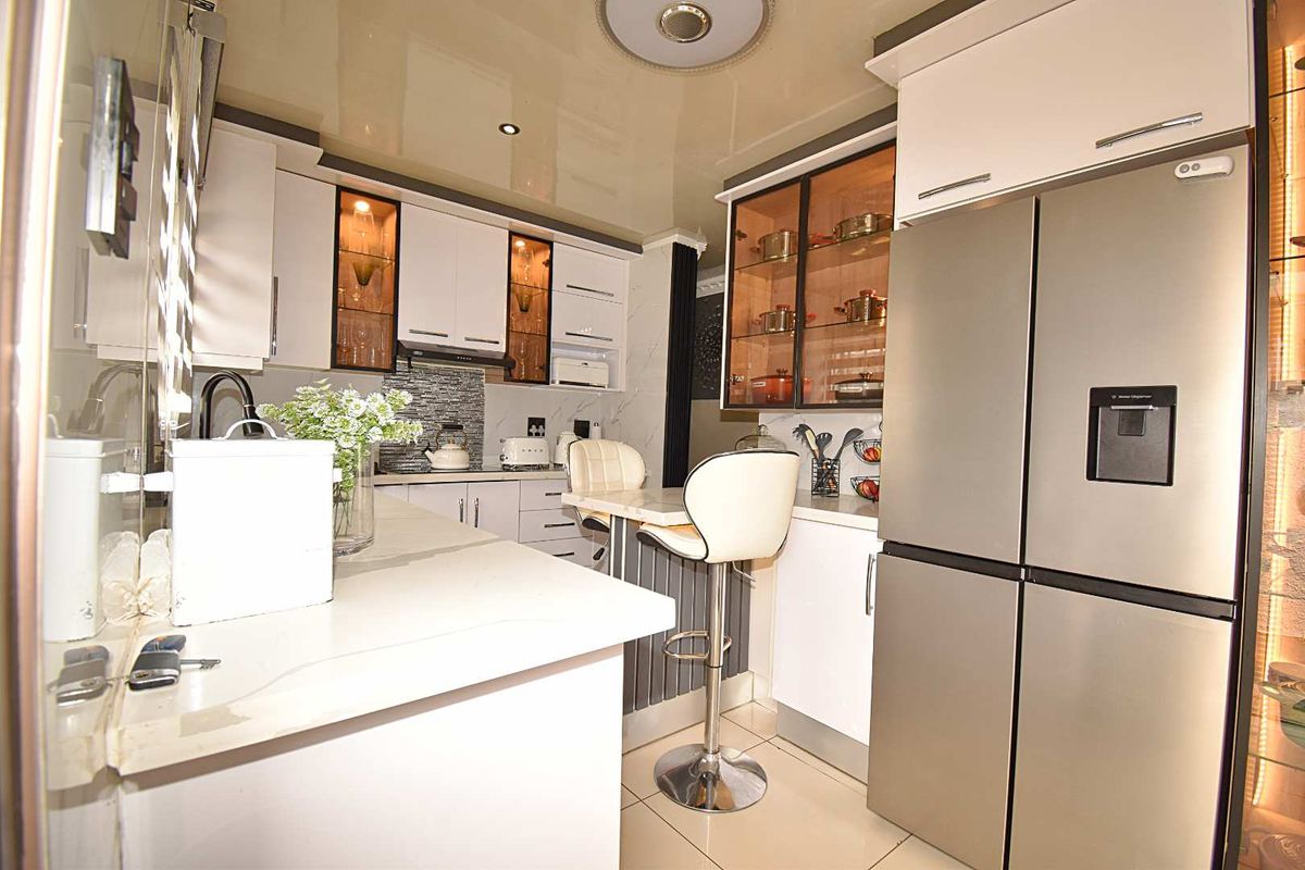 Modern 3 Bedroom, 2 Bathroom Home in Dawn Park - Photo 4