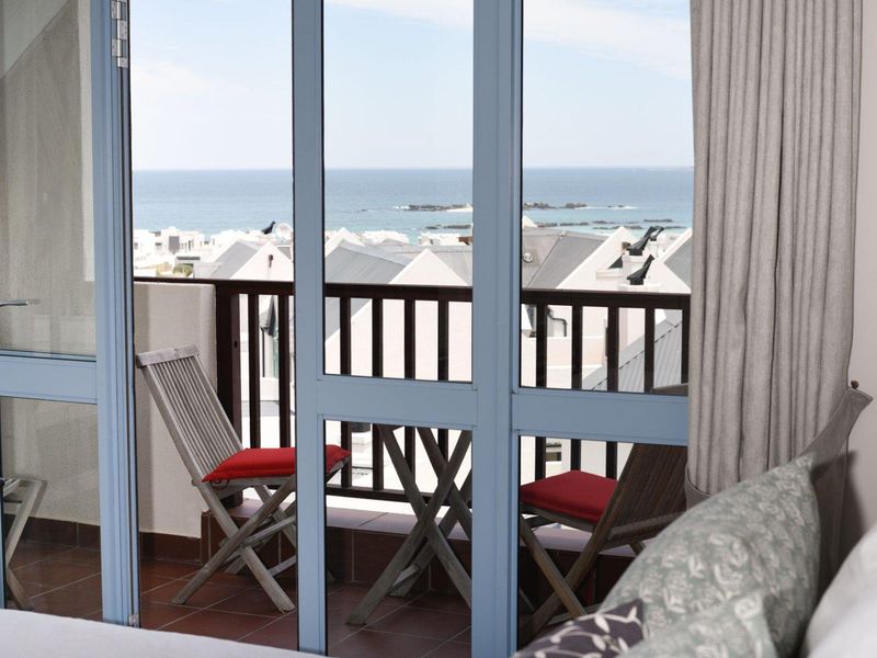 Stunning family home with amazing sea and greenbelt views in the heart of the Big Bay kite surfing paradise - Photo 8