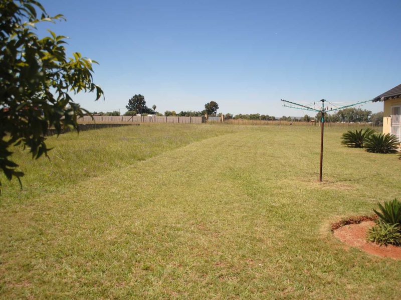 Bachelor Flat on a neat small holding (Available Plans for 2x 2 Bedroom Townhouses) - Photo 4