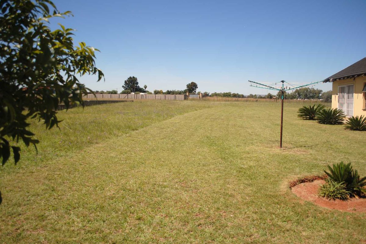 Bachelor Flat on a neat small holding (Available Plans for 2x 2 Bedroom Townhouses) - Photo 4