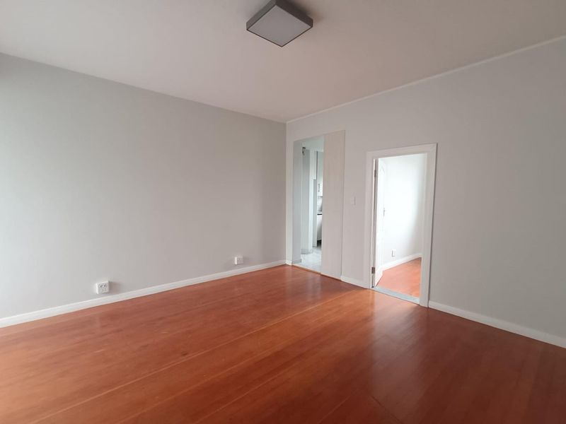 Newly Renovated 2-Bedroom Apartment in Sea Point - Photo 3