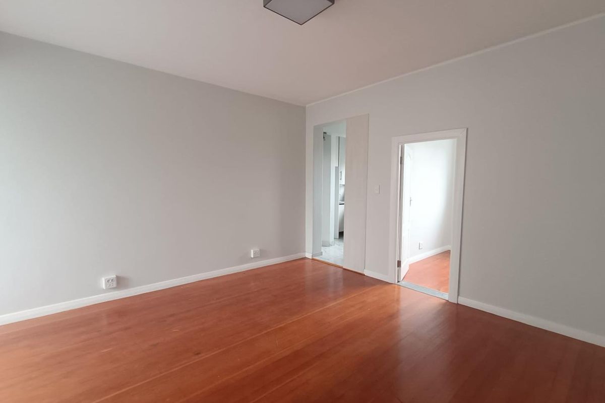 Newly Renovated 2-Bedroom Apartment in Sea Point - Photo 3