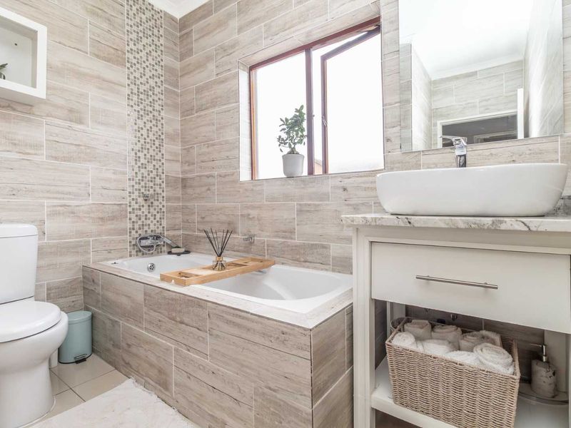 Modern Family Living - Photo 3