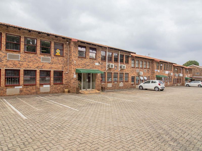 Prime 104m2 Office Suite in 14th Avenue Centre, Fairland For Sale or to Rent - Photo 2