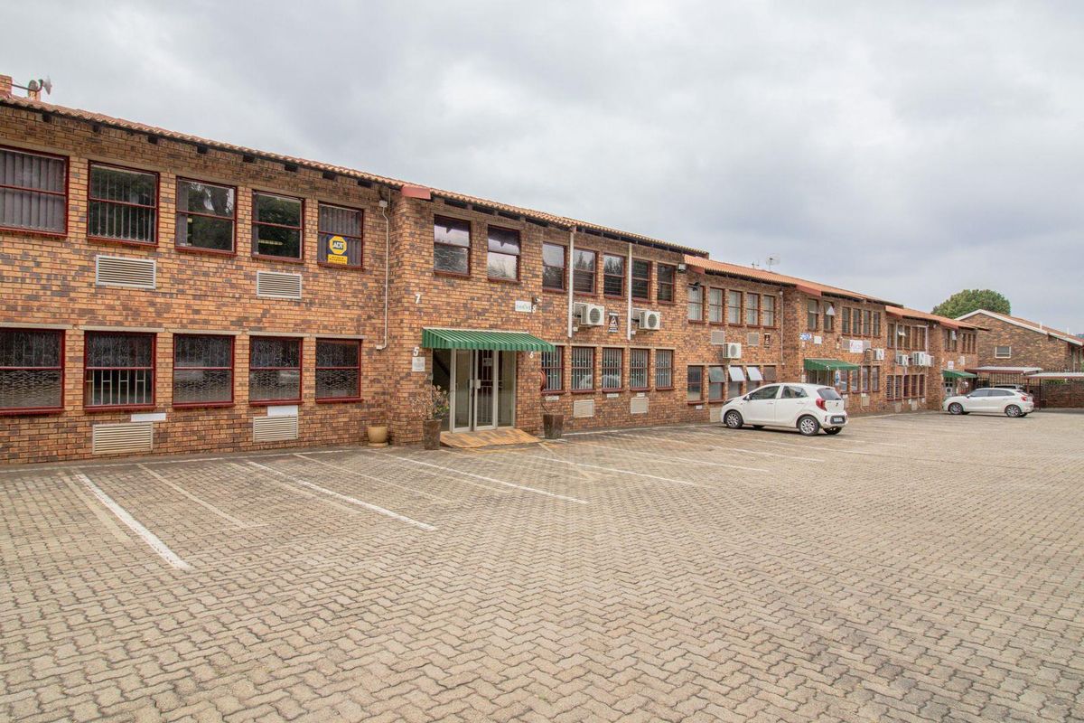 Prime 104m2 Office Suite in 14th Avenue Centre, Fairland For Sale or to Rent - Photo 2