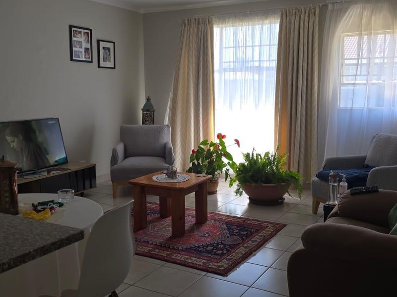 This lock up and go Investment upstairs unit is up for grabs in a 24 security complex. - Photo 10