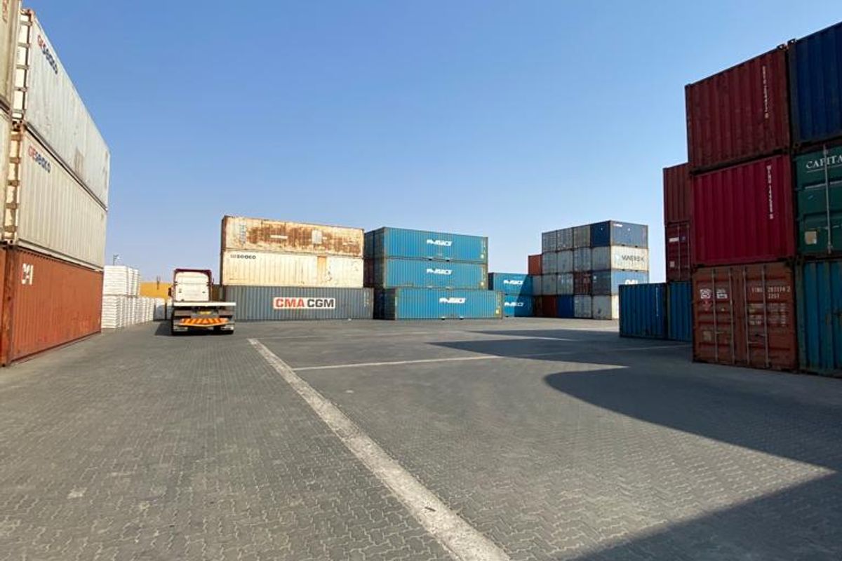 Walvis Bay harbour - Industrial facility with office building and 5 Warehouses - Photo 4