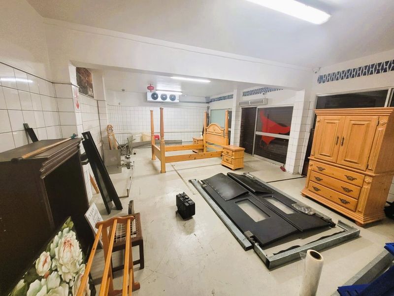 **Versatile Commercial Property -400m2 Warehouse For Sale in Umbilo** - Photo 4