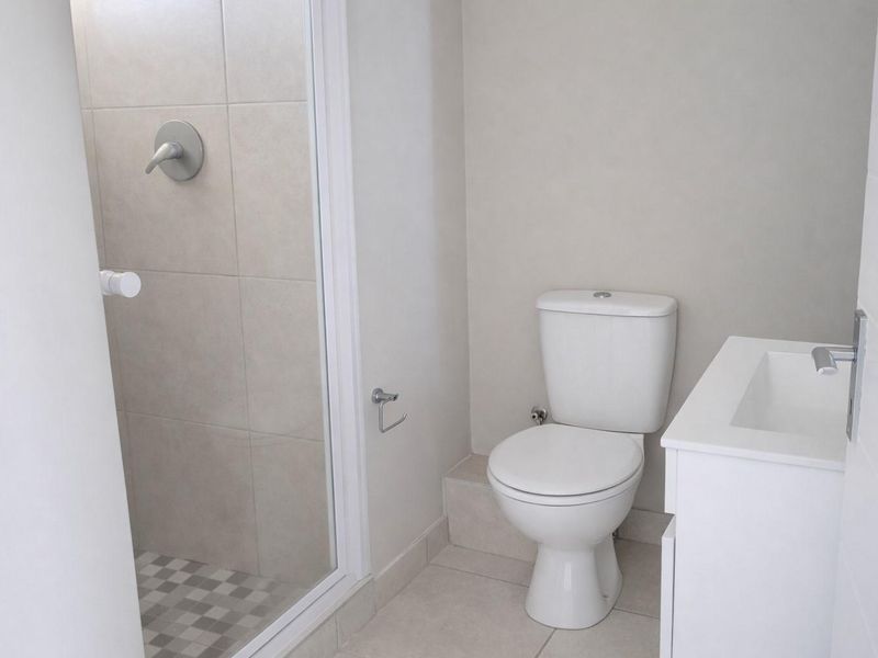 2 Bedroom Apartment For Sale in Oak Glen, Bellville - Photo 6