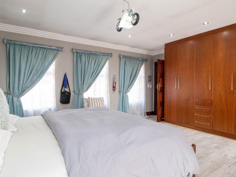 Luxury Oasis: Entertainer's Dream Awaits! - Photo 9