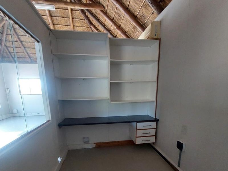 Prime location on a busy main road with excellent visibility and easy access - Photo 8