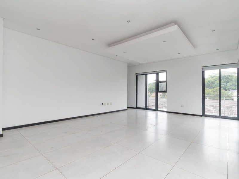 Luxurious Penthouse with Stunning Views and Modern Amenities - Photo 9