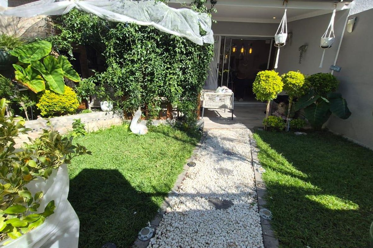 Corner unit in popular complex, newly renovated - Photo 3