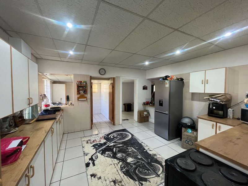 Versatile 4-Bedroom Home with Private Flatlet – Excellent Investment Opportunity - Photo 2