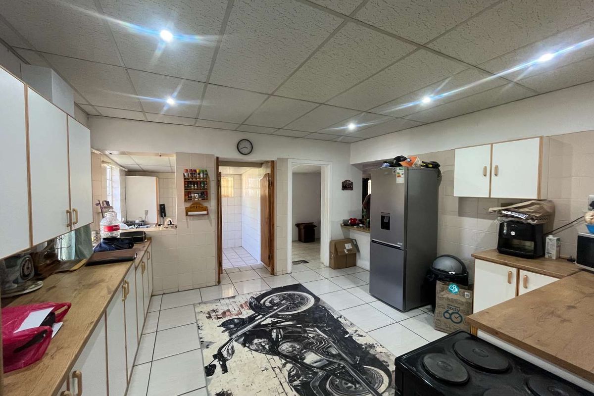 Versatile 4-Bedroom Home with Private Flatlet – Excellent Investment Opportunity - Photo 2