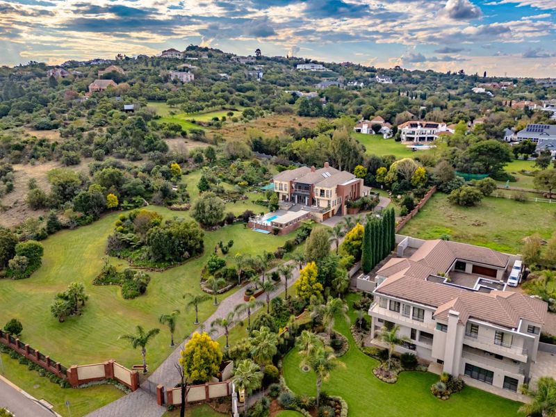 Distinguished Family Residence on Expansive Grounds in Cornwall Hill Country Estate - Photo 2
