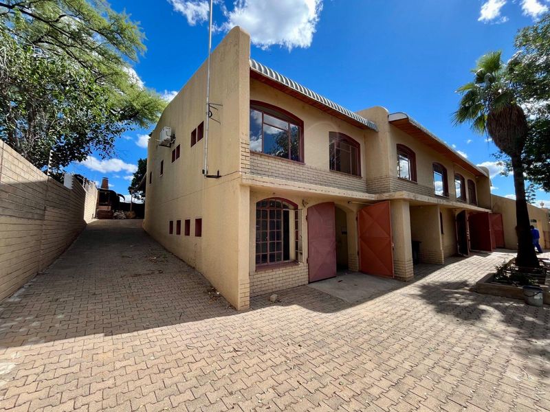 House for Sale in Okahandja – Spacious 4 Bedroom Home with Garages | N$2,000,000 - Photo 2