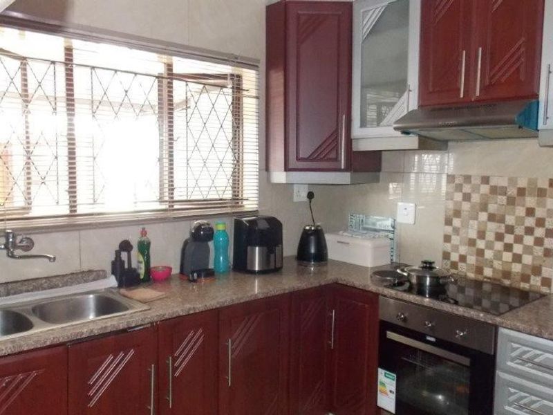 Cozy Family Home in Westcliff with Great Security Features - Photo 10