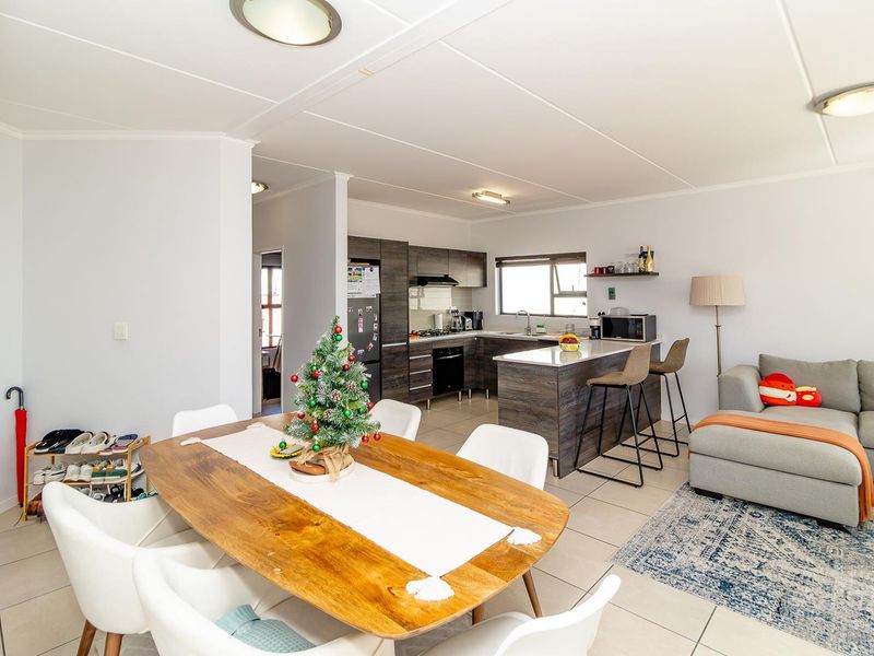 Pristine Two Bedroom Apartment! - Photo 8