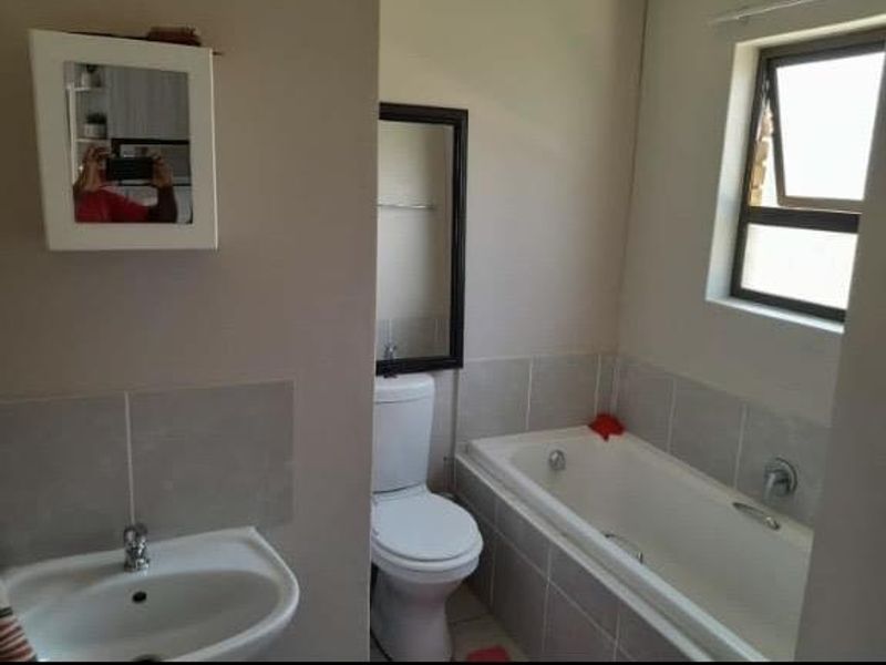 Modern Comfort in Chessington: Secure 3-Bedroom Apartment Awaits! - Photo 7