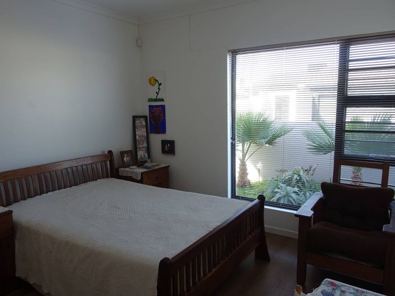 MODERN SINGLE STORY TOWNHOUSE IN GATED COMMUNITY - Photo 10