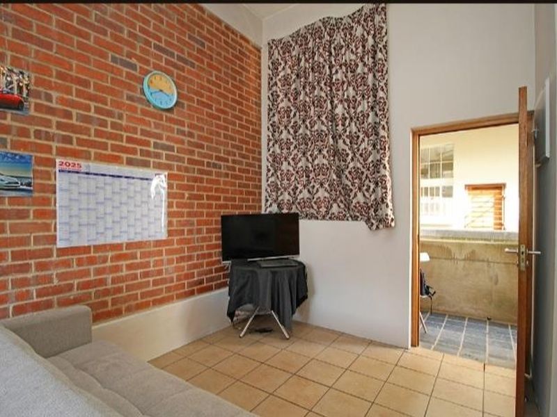 Charming 1-Bed Apartment with Loft in Houghton village Estate - Photo 2