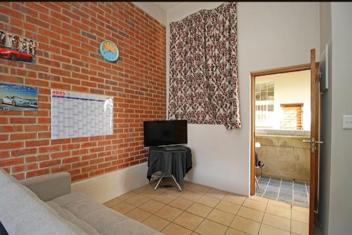 Charming 1-Bed Apartment with Loft in Houghton village Estate - Photo 2