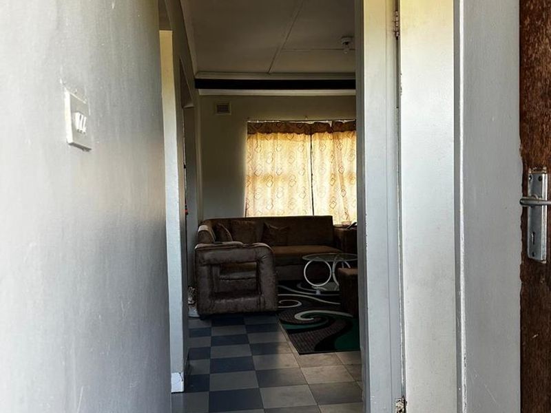 Three-Bedroom Family home in Empangeni Central - Practical Living Space - Photo 5