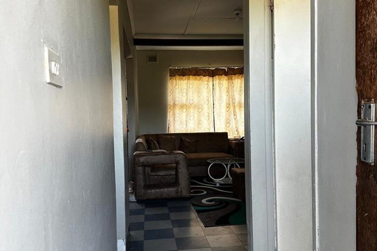 Three-Bedroom Family home in Empangeni Central - Practical Living Space - Photo 5