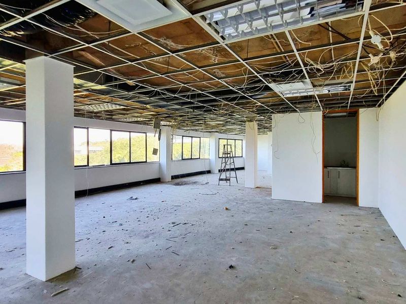 200m2 office to let in La Lucia Ridge office belt. Fitout-ready shell with sea views, generator, 10 basement bays. Occupation: Sept 2025. - Photo 5