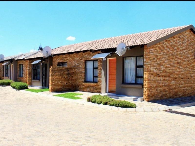 A Charming 2Bedroom Townhouse to Rent in Chessington Complex in Dawn Park - Photo 5