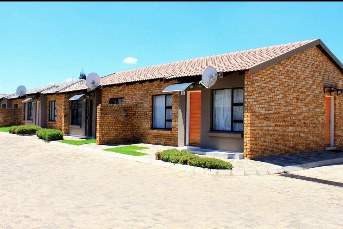 A Charming 2Bedroom Townhouse to Rent in Chessington Complex in Dawn Park - Photo 5