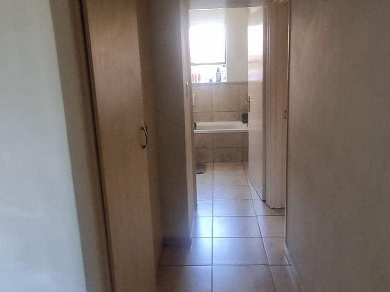 Spacious 3 Bedroom 2 Bathroom Upstairs Unit To Let - Photo 4
