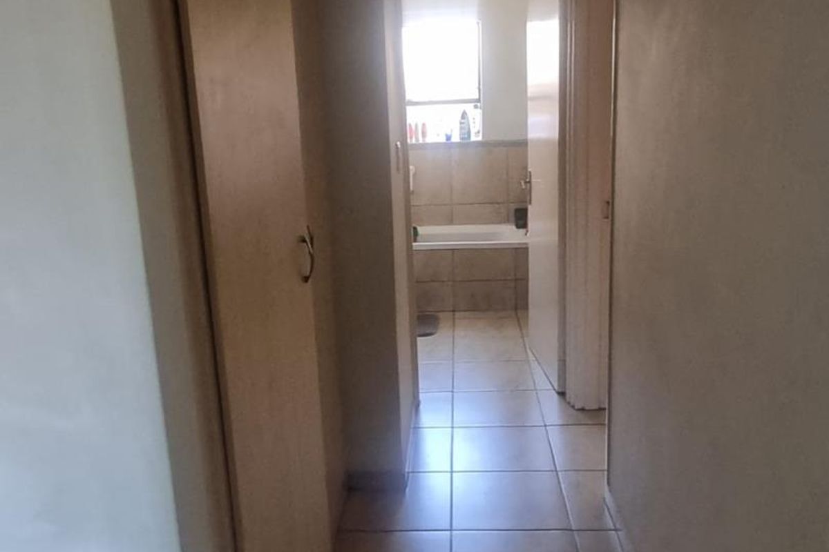 Spacious 3 Bedroom 2 Bathroom Upstairs Unit To Let - Photo 4