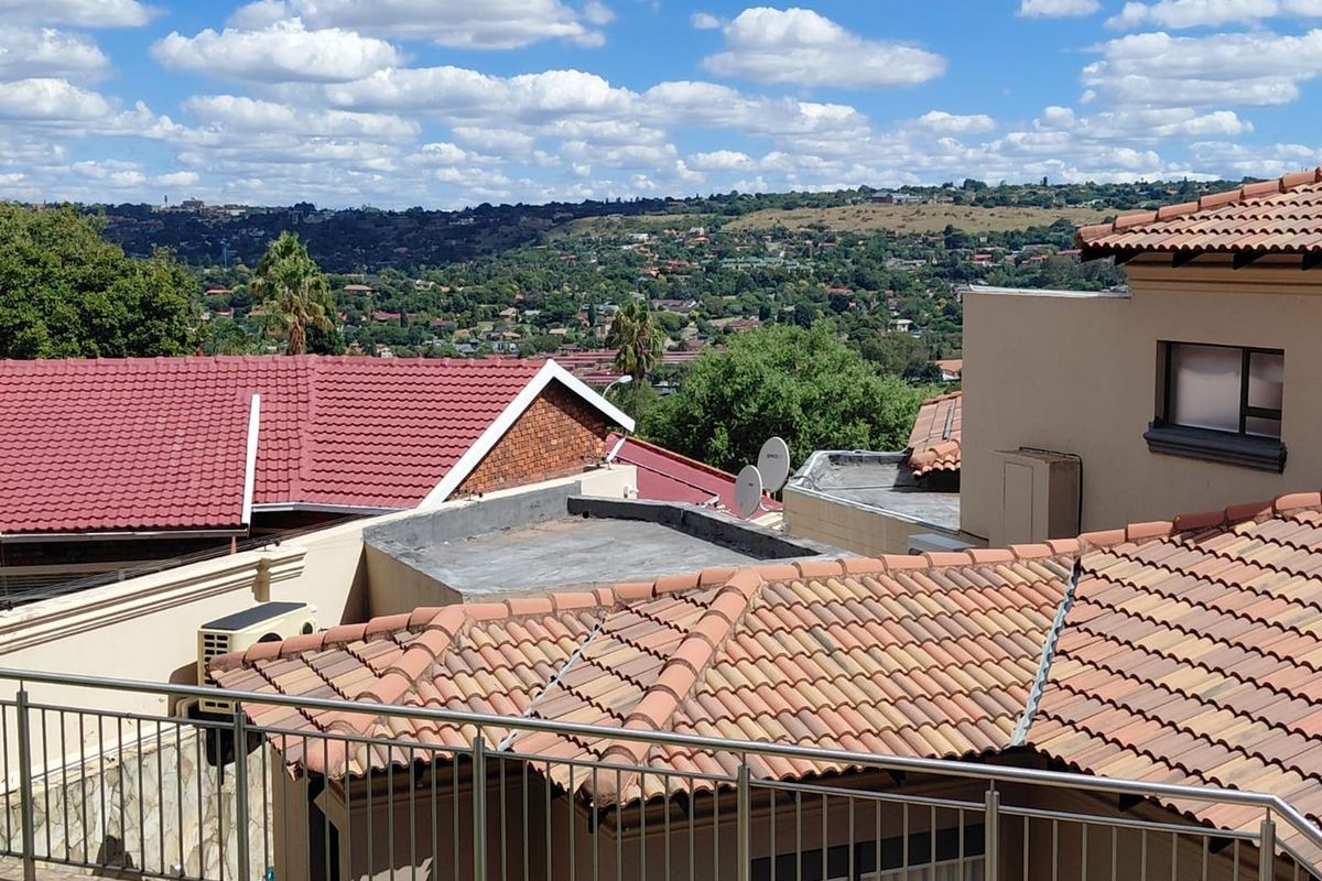 Luxurious Fully Furnished 4-Bedroom Double-Storey Home with Stunning Views in Roodekrans - Photo 3