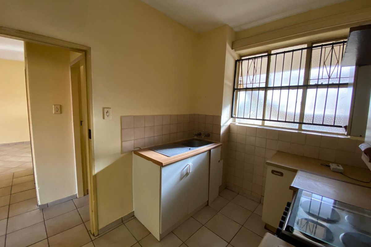 Discover Your New Home: Spacious 1.5 Bedroom Apartment - Photo 4