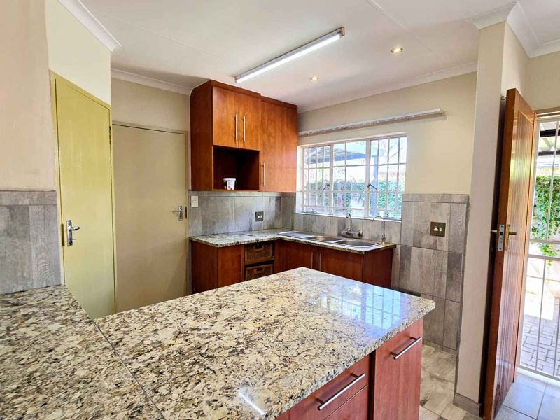 SPACIOUS 3 BEDROOM TOWNHOUSE IN DOORNPOORT - Photo 7