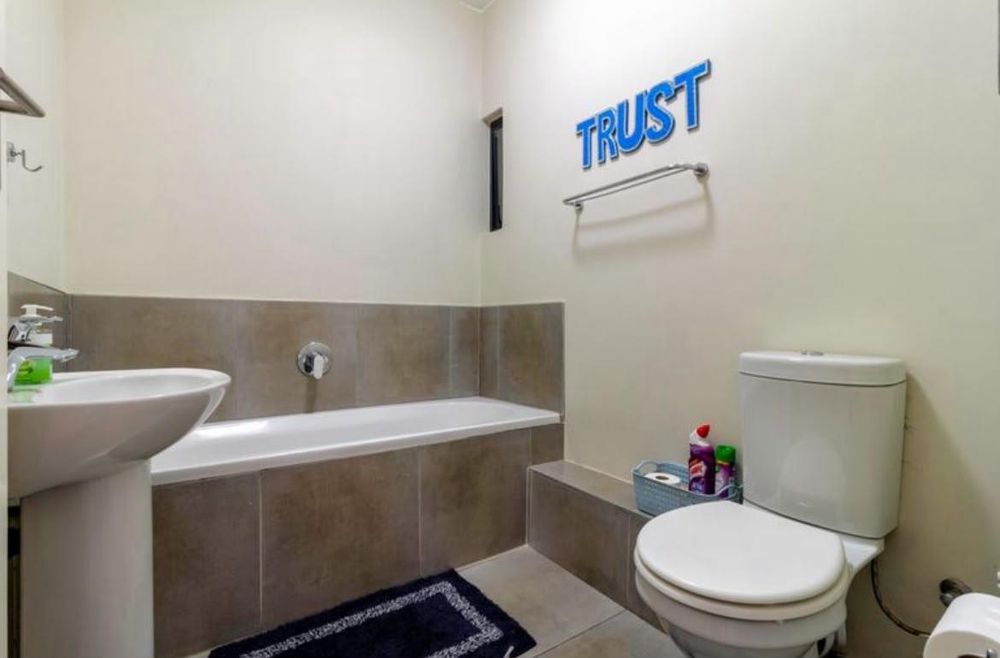 Waterfall Ridge Apartment Bathroom 2
