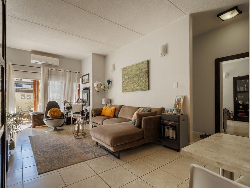 Two bedroom corner, ground-floor unit with large garden - Security complex - Photo 9