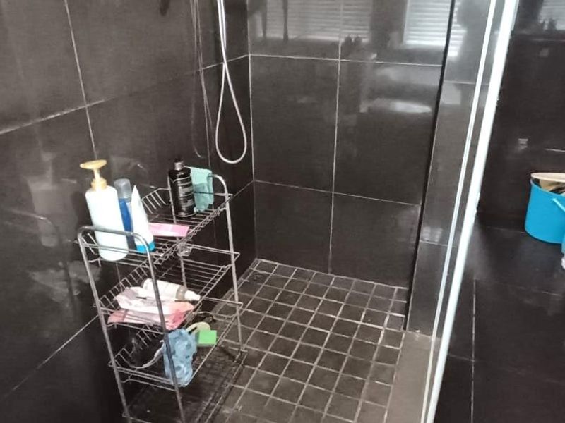 Bedroom in fully furnished shared house available for rent. - Photo 8