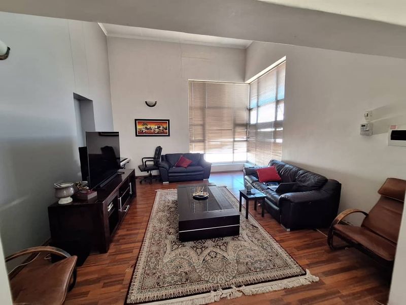 "Dream Big: Spacious 5-Bed Home in Hockland Park!" - Photo 9