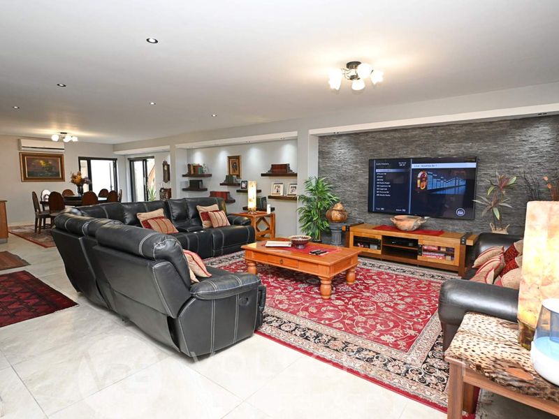 Coastal Luxury Living: Two homes and a flat on one erf - Photo 4