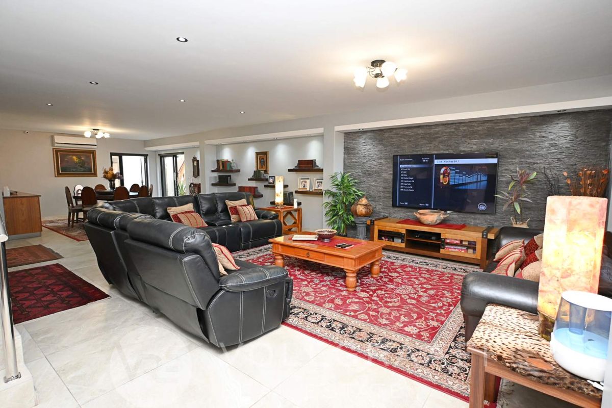 Coastal Luxury Living: Two homes and a flat on one erf - Photo 4