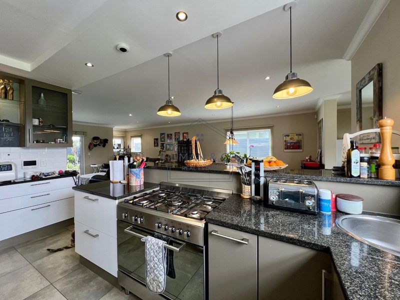 Modern 3-bedroom home with 2 bed-cottage in prime Lagoon Area - Photo 7