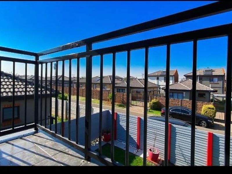 Modern Living at Its Finest - Photo 3