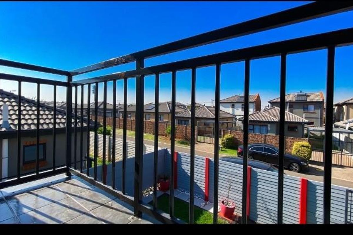 Modern Living at Its Finest - Photo 3